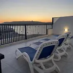 아파트 Seafront Penthouse With Large Terrace And Panoramic Views-mellieha Bay Ghadira 멜리에하