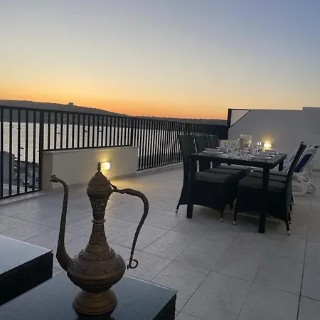 Seafront Penthouse With Large Terrace And Panoramic Views-mellieha Bay Ghadira דירה *