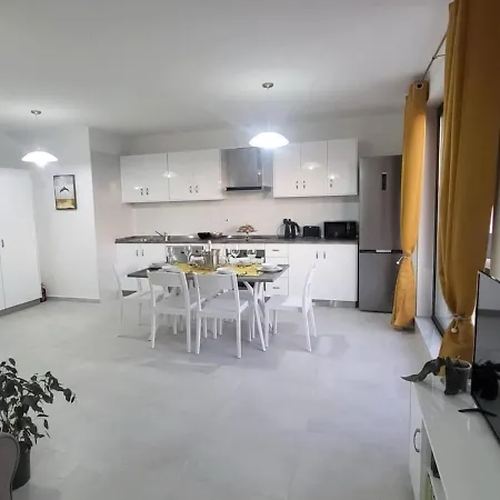 Seafront Penthouse With Large Terrace And Panoramic Views-mellieha Bay Ghadira מליאהה