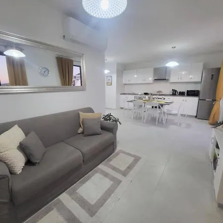 Seafront Penthouse With Large Terrace And Panoramic Views-mellieha Bay Ghadira דירה