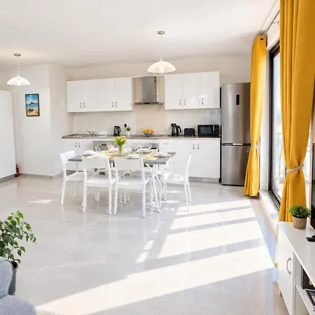 Seafront Penthouse With Large Terrace And Panoramic Views-mellieha Bay Ghadira Mellieħa
