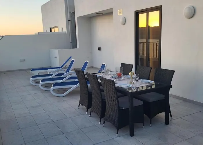 Seafront Penthouse With Large Terrace And Panoramic Views-mellieha Bay Ghadira * 멜리에하