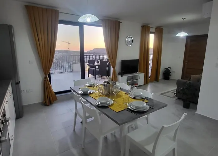 아파트 Seafront Penthouse With Large Terrace And Panoramic Views-mellieha Bay Ghadira 멜리에하